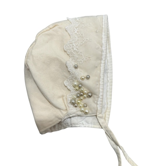 Baby girl bonnet with lace and pearls - Picture 1 of 6